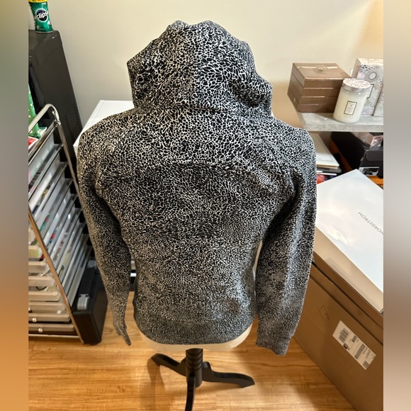 Lululemon jacket like new - Picture 4 of 5